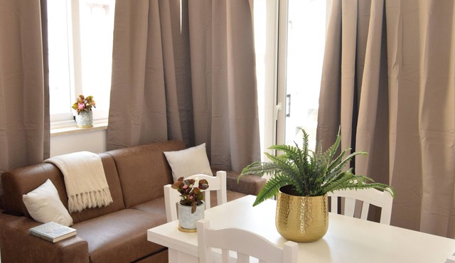 Bright, air-conditioned apartment with a large terrace a few steps from the sea