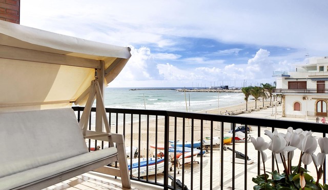 Bright apartment overlooking the beach and direct access to the sea