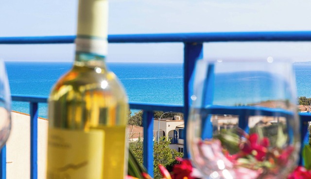 Bright apartment with sea view 200 meters from the beach wi fi car rental