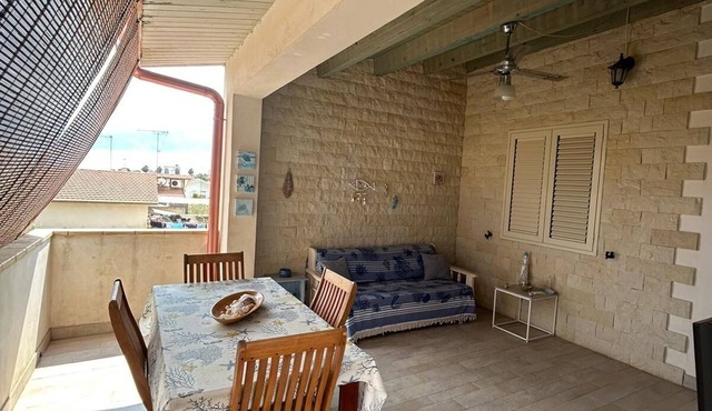 Broom house 2 minutes walk from the beach