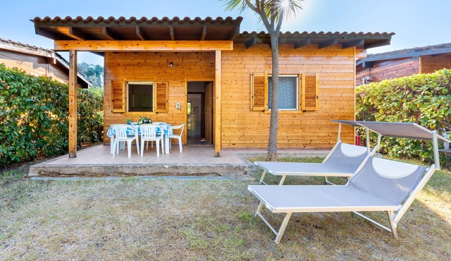 Bungalow 'Agriturismo Alimini- 2' with Private Terrace, Wi-Fi and Air Conditioning