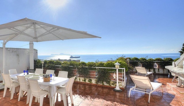 Casa Bellacqua: An elegant and welcoming apartment which faces the sun and the sea, with Free WI-FI.