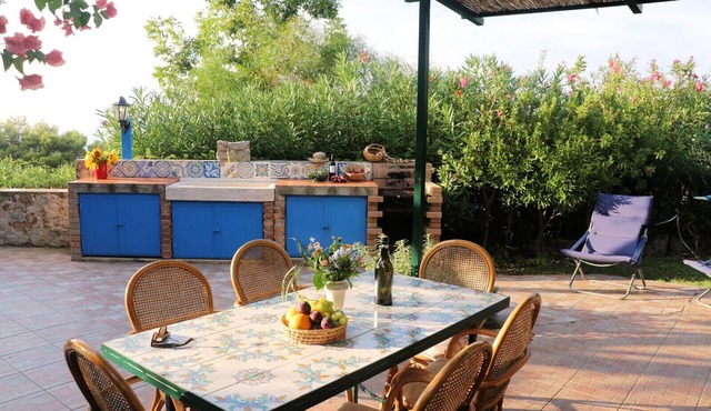 Casa Capri, for 4 people with shared swimming pool and access to the beach