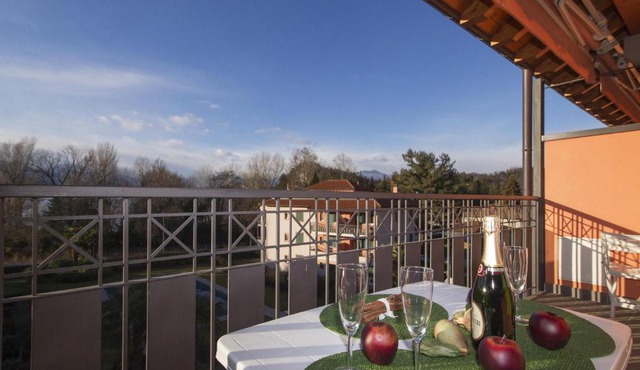 Casa Fiorita: Leggiuno 100 meters from lake Apartment with shared Pool - Happy Rentals in Leggiuno