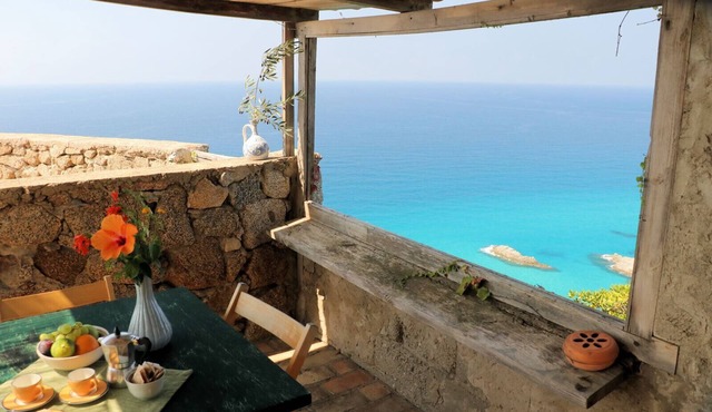 Casa il Night, for 2 people, with amazing sea view and access to the beach