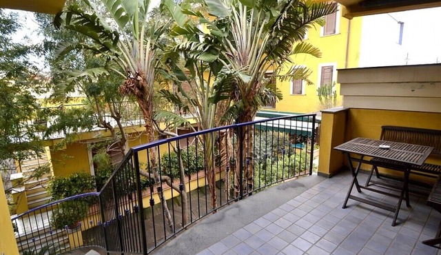 Casa Ntoni A: A modern and graceful apartment situated at a short distance from the beach, with Free WI-FI.