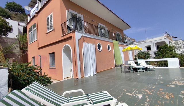 Casa Pesce, Beautiful cozy and traditional family home.
