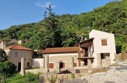 Casa rurale con grande giardino e orto tra i monti