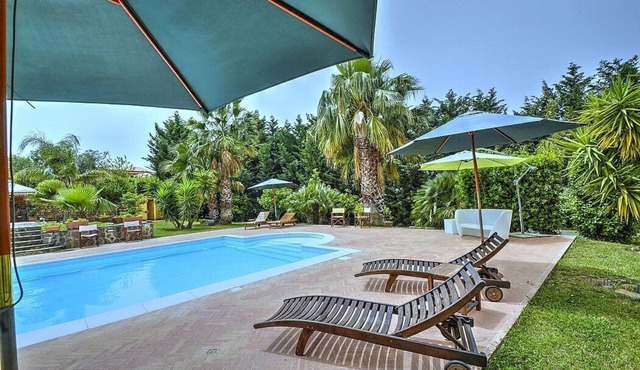 Casa Turchino C: A welcoming apartment that is part of a villa situated in a quiet location, surrounded by a wonderful garden, with Free WI-FI.