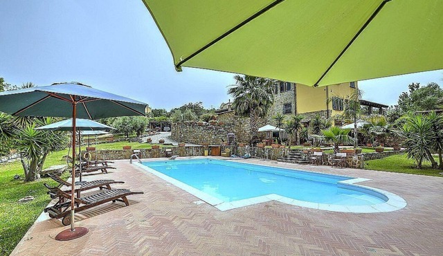 Casa Turchino F: A welcoming apartment situated in a quiet location, surrounded by a wonderful garden, with Free WI-FI.