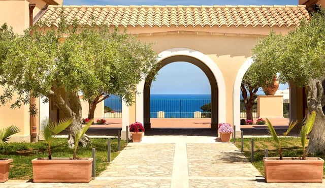 Cefalù Seaside Pool Villa with Shared Pool, Wi-Fi and Air Conditioning