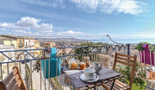 Characteristic vacation apartment on two levels, with a panoramic balcony overlooking the Gulf of Li