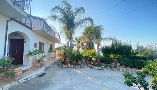 Charming 3-bedroom villa with WiFi and AC in beautiful Campofelice di Roccella