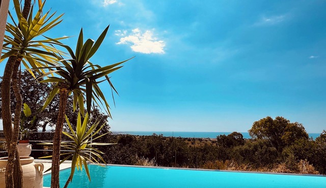 Charming 3-bedroom house in gorgeous Sicilia with AC, Infinite pool and sea view