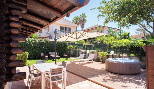 Charming Chalet a few steps from the sea, with hot tub and garden