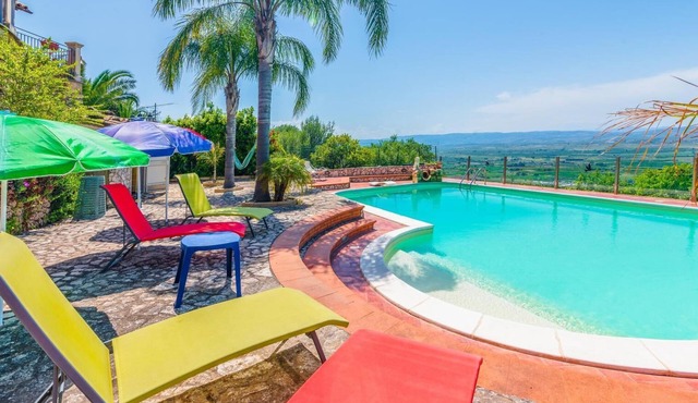 Charming Casina in the green with solarium pool and BBQ between Catania and Syracuse