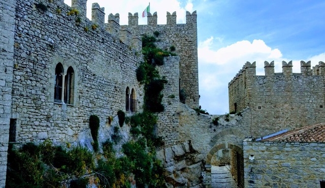 Charming townhouse with garden surrounded by medieval history!
