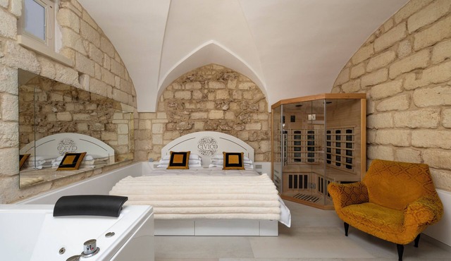 Civic 3 Vitigliano private suite & spa steps from the sea with bath and sauna