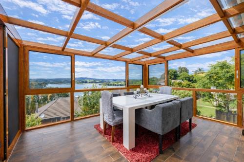 Classic Seaview Holiday Home in Shelly Park in Auckland