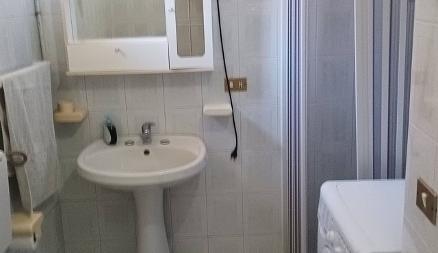 Comfortable white house in quiet and serviced area, pets allowed