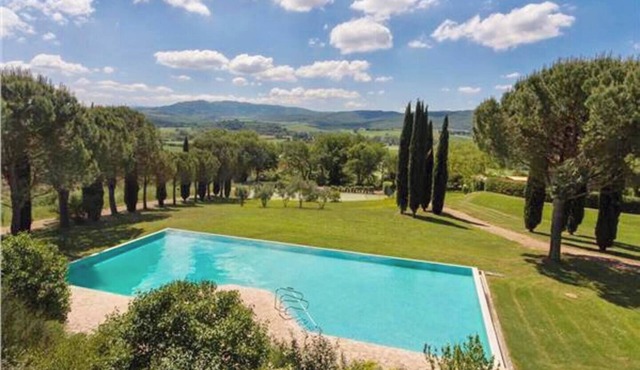 Cortile del Pozzo family home sleeps 8 with private garden by Italian Apartments in Buonconvento