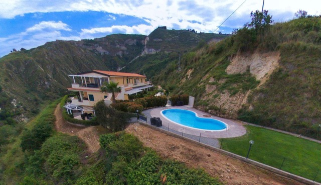 Cosy Holiday Home in Parghelia with Terrace