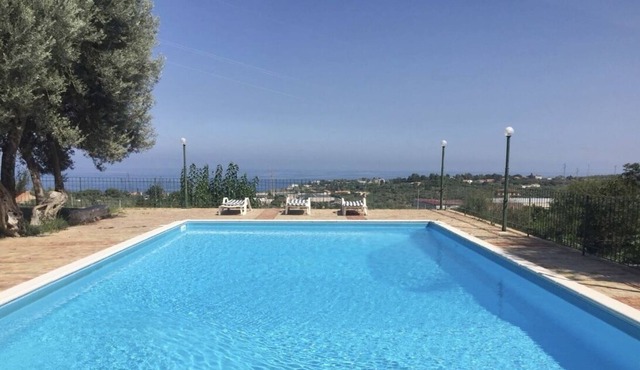 Country house with swimming pool and sea views