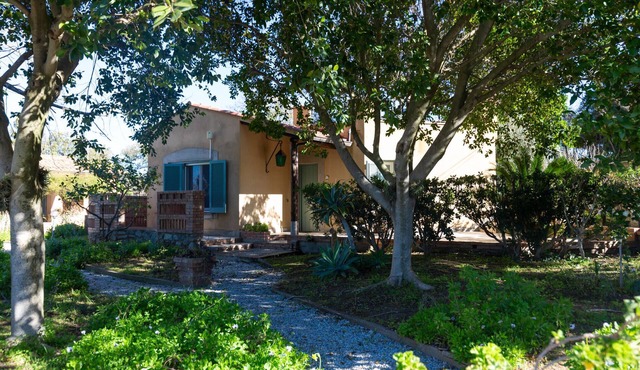 Country lodge just 3km from the beach and surrounded by a Mediterranean garden