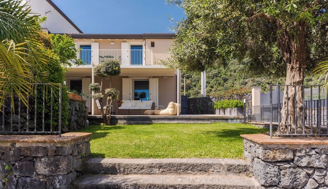 Cozy and elegant villa in Santa Tecla, a few steps from the beach