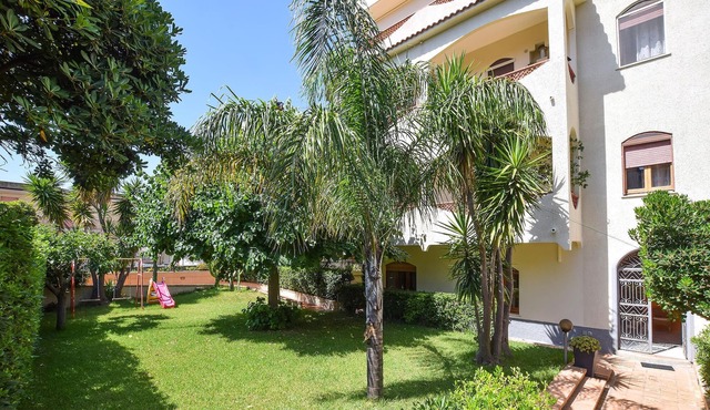 Cozy apartment in central location for your fantastic vacation by the sea.