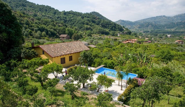 Cozy home in Gaggi with jacuzzi