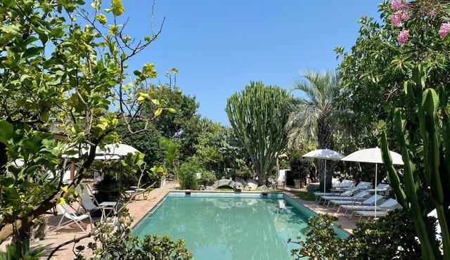 "Cypress cottage" with garden, swimming pool and spa hot tub