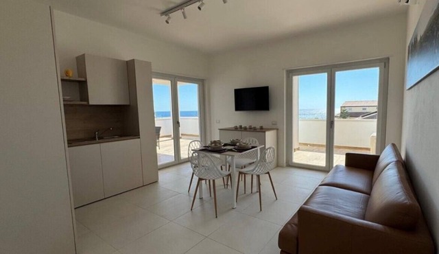 Deluxe Penthouse 2 Bed + S-Sofa. Exclusive access to the roof terrace/whirlpool.
