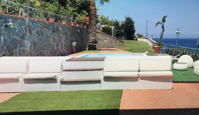 Dependance of 100 square meters, with swimming pool shared with the owners.