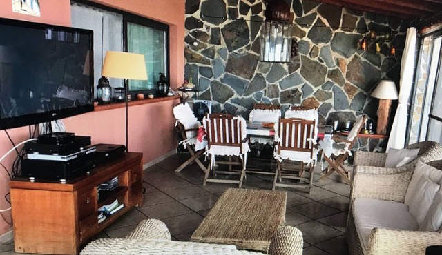 Dependance of about 100 square meters, with swimming pool shared with the owners.