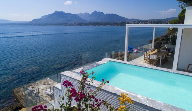 Design house with pool & direct access to the sea