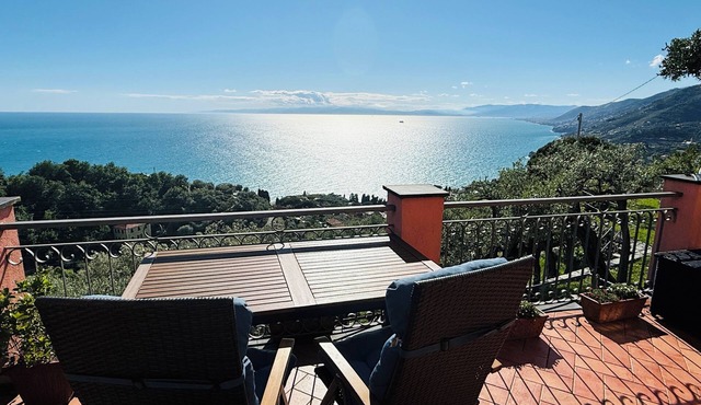 Detached cottage with sea view, large fenced garden and panoramic pool