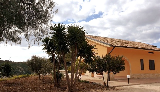 Detached house near the sea and the land