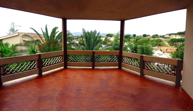 Detached villa just a few steps from the sea