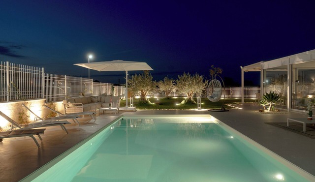 DIMORA OLEA: an elegant villa with a pool and access to a private beach