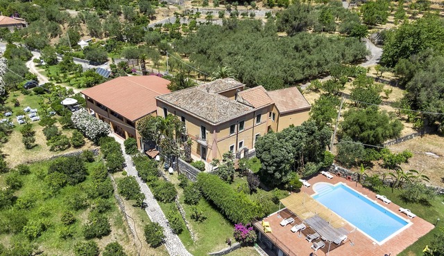 Donna Lucia 1890 Countryhouse with Sea View, Shared Pool, Shared Garden & Wi-Fi