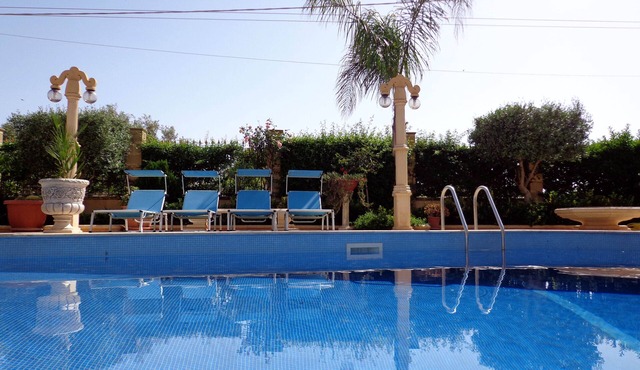 DOUBLE ROOM WITH KITCHEN AND PRIVATE SPACE IN LUXURY VILLA WITH POOL