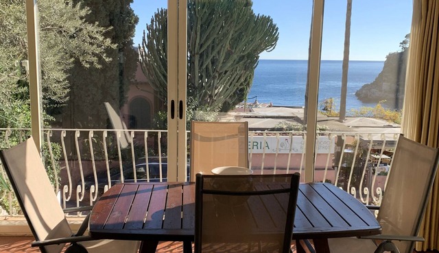 Elegant apartment in the heart of Taormina mare with spectacular views!