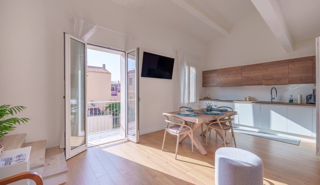 Elegant House in the Centre with Balcony, Wi-Fi and Air Conditioning