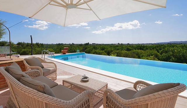 Elegant sizilin villa in the countryside with overflow pool near Siracusa