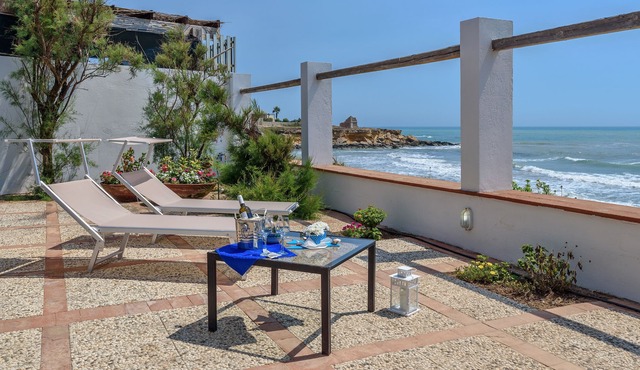 Elettra, seafront villa with beautiful view near Punta Secca