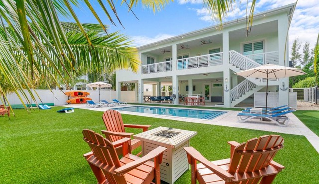 Emerald Oasis Deluxe Waterfront Gem, Heated Pool with Dock in Marathon