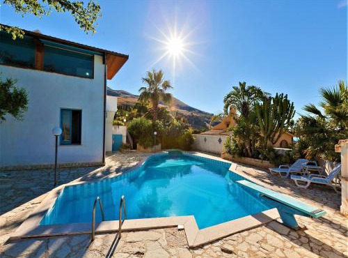 Equipped villa with private pool and panoramic sea views
