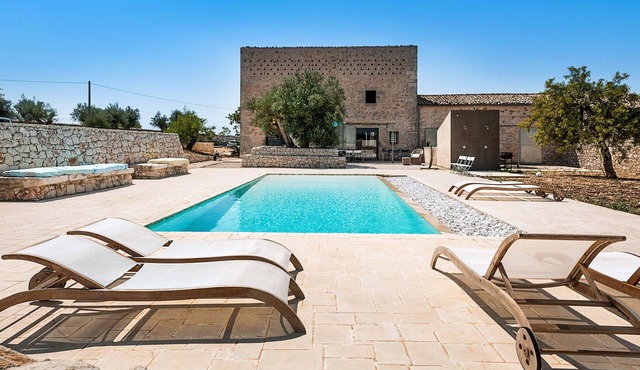 Exclusive villa with private pool in Ragusa, DiCasaInSicilia