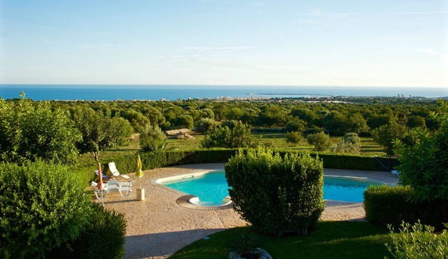 Exclusive villa for 4 to 8 persons with pool. 4 bedrooms. 3 bathrooms